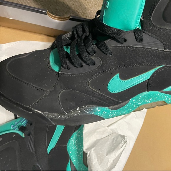 Nike shoes costs a lot loook it up - Picture 3 of 7